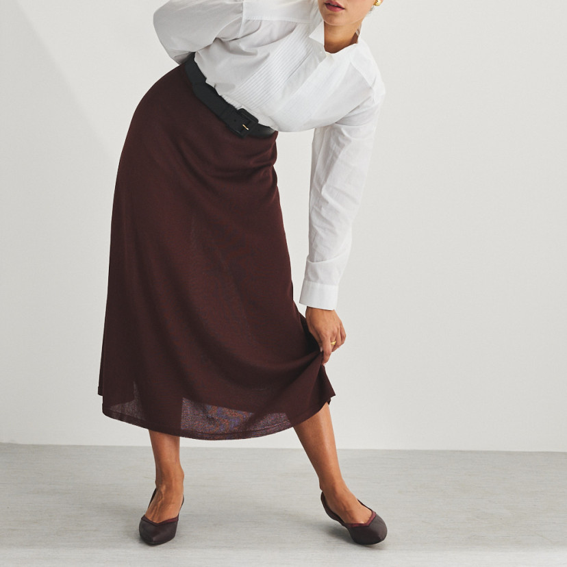 Estíbaliz heeled ballerina in burgundy leather, full shot of model leaning, front view - MONPIEL