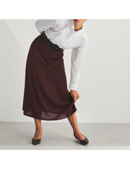 Ballerine à talon Estíbaliz en cuir couleur bordeaux, plan large du modèle incliné, vue de face - MONPIEL