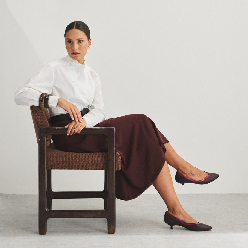 Estíbaliz heeled ballerina in burgundy leather, full shot of model sitting on the chair - MONPIEL