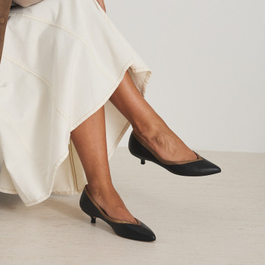 Estíbaliz burgundy leather heeled ballerina, profile view, legs crossed, medium shot - MONPIEL 2