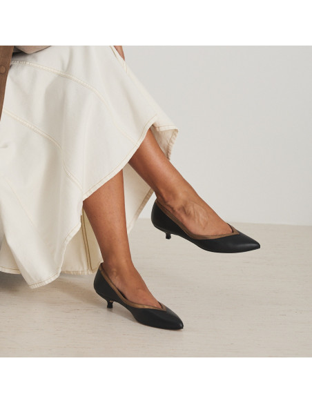 Ballerina Estíbaliz con tacco in pelle nera, vista di profilo, gambe incrociate, primo piano - MONPIEL