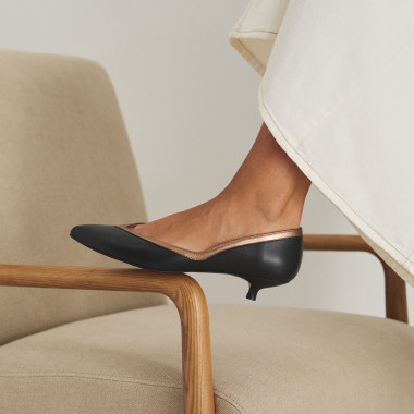 Estíbaliz heeled ballerina in black leather, side view, resting on the armrest close-up - MONPIEL 2