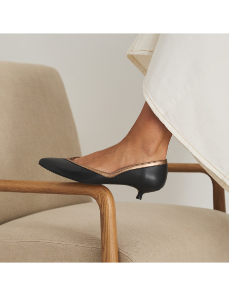 Estíbaliz black leather heeled ballerina, profile view, resting on the armrest, close-up - MONPIEL