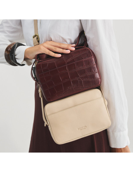 Sac bandoulière en cuir beige avec sac bandoulière en cuir bordeaux avec imprimé crocodile, posé et agrandi en détail - MONPIEL