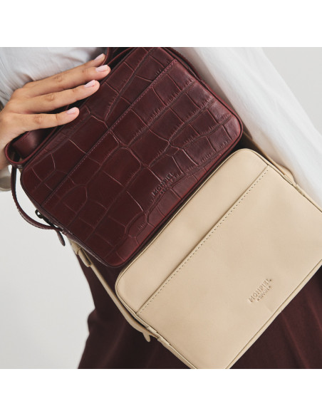 Borsa a tracolla in pelle beige accanto a borsa a tracolla in pelle bordeaux con stampa cocco, ingrandita con dettagli - MONPIEL