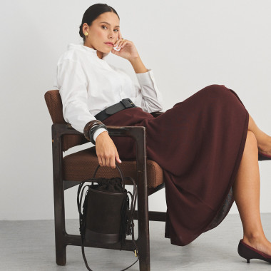 Bolso de cubo de piel flecos pequeño roma en color negro con vista frontal apoyado sobre jarrón - MONPIEL 2