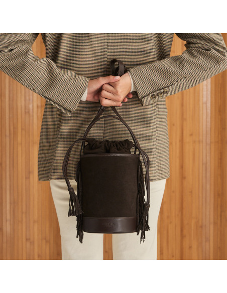 Petit sac seau Roma avec franges en cuir marron en daim, vue de face, sur le dos - MONPIEL