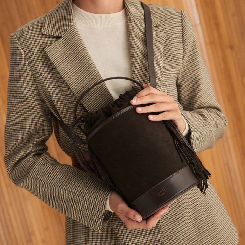 Small Roma leather fringe bucket bag in brown suede, worn crossbody - MONPIEL