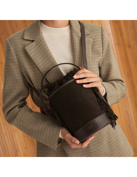 Bolso de cubo de piel flecos pequeño roma en color marrón serraje colgado en bandolera - MONPIEL