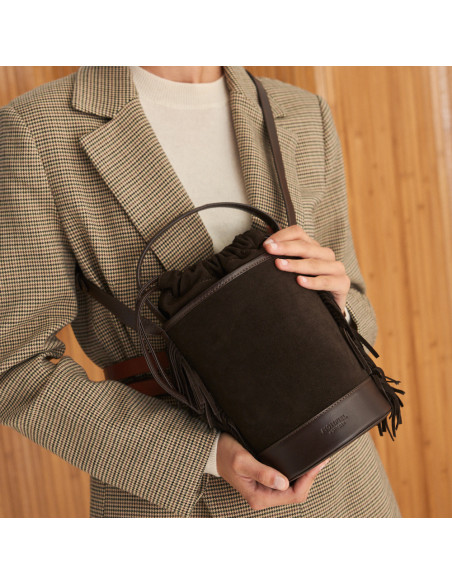 Small Roma bucket bag with leather fringes in brown suede, worn crossbody - MONPIEL