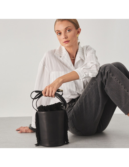 Bolso de cubo de piel flecos pequeño roma en color negro con vista frontal apoyado en el suelo - MONPIEL