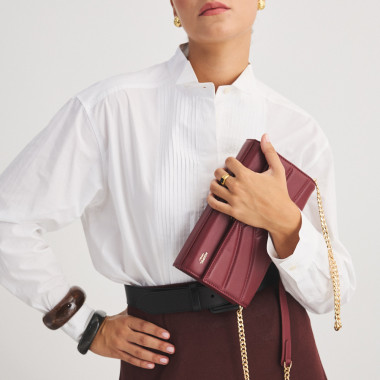 Bolso cartera de mano de piel mujer venecia en color negro cogido en la mano en primer plano - MONPIEL 2