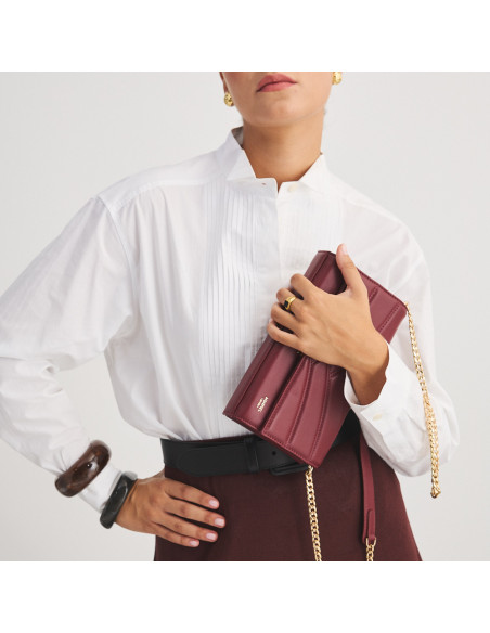 Pochette en cuir pour femme Venecia couleur bordeaux, tenue à la main, gros plan - MONPIEL Pochette en cuir pour femme Venecia couleur bordeaux, tenue à la main, gros plan - MONPIEL