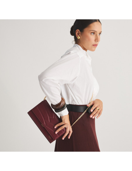 Pochette en cuir pour femme Venecia couleur bordeaux, portée en bandoulière - MONPIEL Pochette en cuir pour femme Venecia couleur bordeaux, portée en bandoulière - MONPIEL