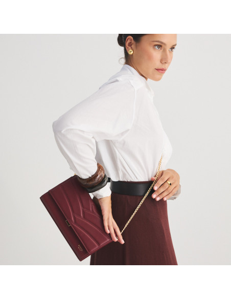 Bolso cartera de mano de piel mujer venecia en color burdeos colgado en bandolera en plano medio - MONPIEL