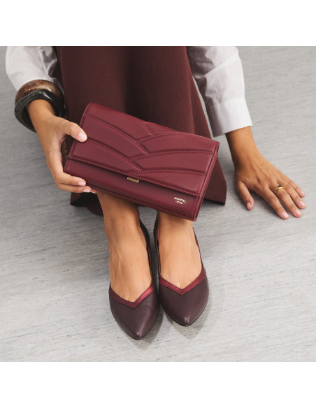 Pochette en cuir pour femme Venecia couleur bordeaux, tenue à la main, détail ballerines - MONPIEL Pochette en cuir pour femme Venecia couleur bordeaux, tenue à la main, détail ballerines - MONPIEL