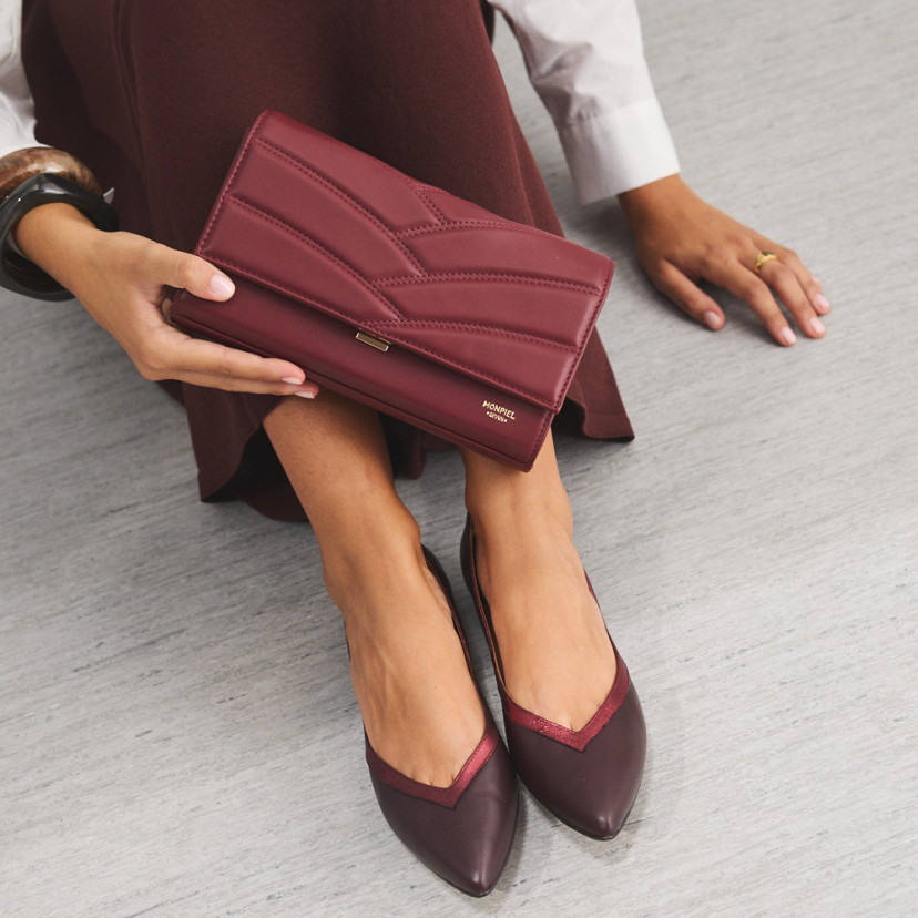 Venice burgundy leather handheld purse for women, held in hand, with ballerina detail, close-up - MONPIEL