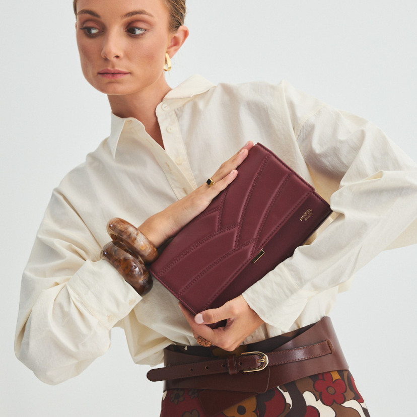 Venice burgundy leather handheld purse for women, held between the hands, close-up - MONPIEL
