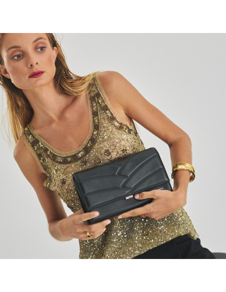 Bolso cartera de mano de piel mujer venecia en color negro con vista frontal cogido en las manos - MONPIEL