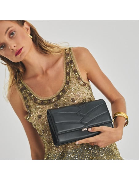 Bolso cartera de mano de piel mujer venecia en color negro cogido en la mano en primer plano - MONPIEL