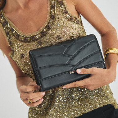 Venecia-Lederhandtasche für Damen in Schwarz, in der Hand gehalten, Nahaufnahme - MONPIEL 2