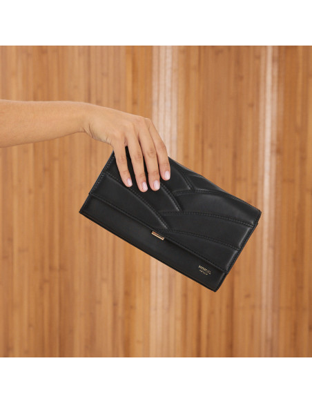 Pochette en cuir pour femme Venecia couleur noire, vue de face, tenue à la main - MONPIEL Pochette en cuir pour femme Venecia couleur noire, vue de face, tenue à la main - MONPIEL