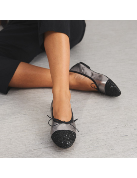 Valeria flat slipper with silver glitter toe, with one leg crossed over the other on the floor - MONPIEL