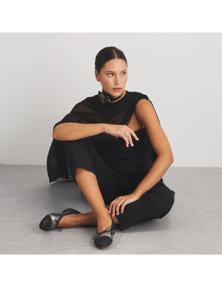 Ballerine Valeria à bout pailleté argenté, vue de face du modèle assis par terre, plan large - MONPIEL