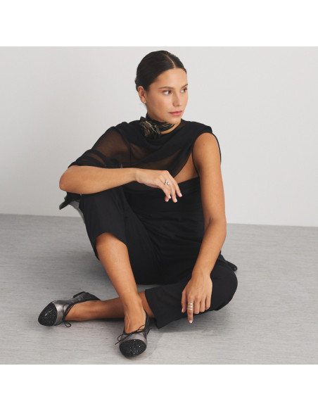 Manoletina Valeria mit glitzernder Zehenkappe in Silber, Frontalansicht des Modells, das auf dem Boden sitzt, Gesamtan - MONPIEL