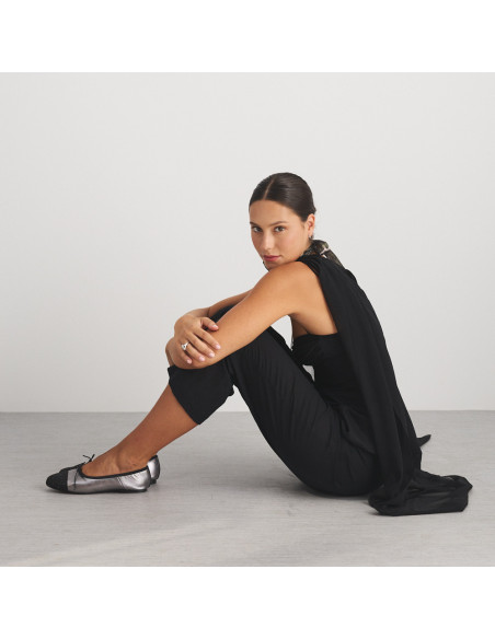 Ballerine Valeria à bout pailleté argenté, vue de profil du modèle assis par terre, plan large - MONPIEL