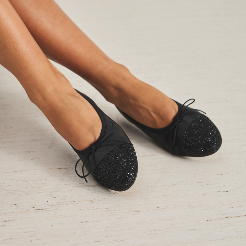 Valeria flat slipper with black glitter toe, crossed feet, close-up on the floor - MONPIEL