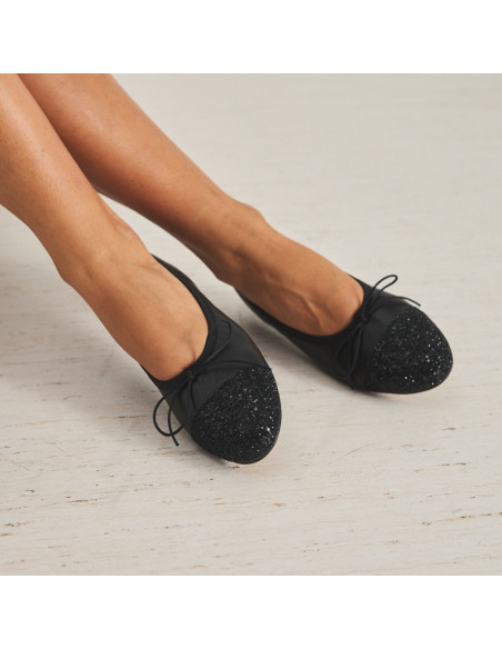 Valeria flat slipper with black glitter toe, crossed feet, close-up on the floor - MONPIEL
