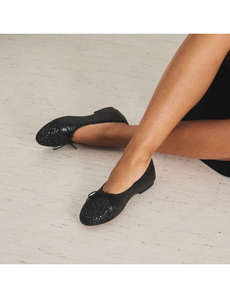 Manoletina valeria con puntera purpurina en color negro con pies cruzados vista en perspectiva en primer plano - MONPIEL