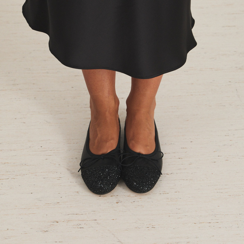 Valeria flat slipper with black glitter toe, front view, close-up - MONPIEL