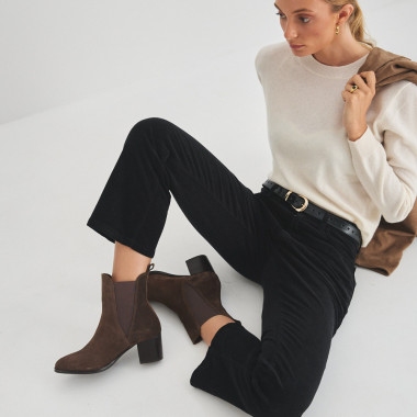 Marcela-Lederstiefelette in grauem Wildleder, Perspektivansicht, Nahaufnahme - MONPIEL 2