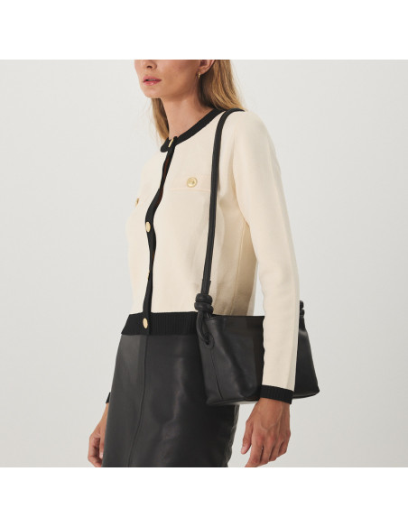 Small black leather knotted bag, perspective view, medium shot of model, hanging on the shoulder - MONPIEL Small black leather knotted bag, perspective view, medium shot of model, hanging on the shoulder - MONPIEL