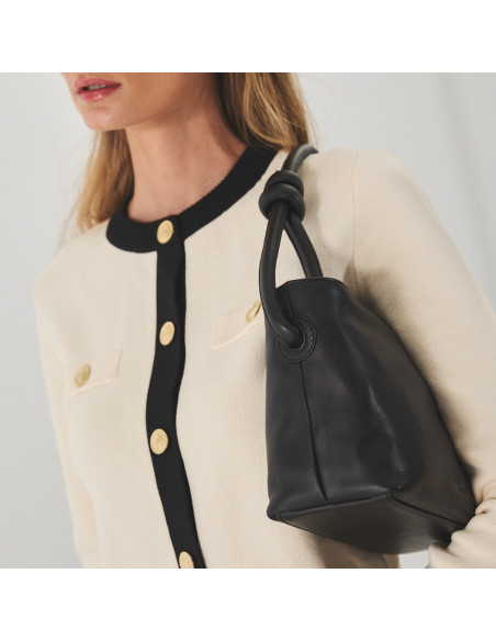 Bolsa de couro com nós pequena na cor preta com alça curta no ombro, vista de perfil da bolsa - MONPIEL
