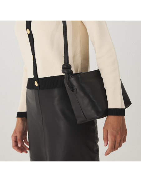 Petit sac noué en cuir noir, porté à l'épaule, vue de côté du sac - MONPIEL