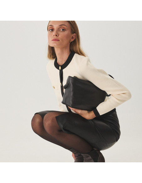 Small black leather knotted bag under the arm, model crouching - MONPIEL Small black leather knotted bag under the arm, model crouching - MONPIEL