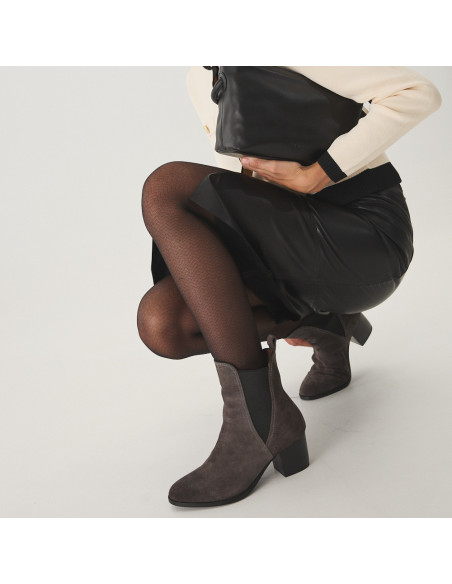Bota de couro Marcela em camurça cinza, vista em perspectiva, modelo agachada - MONPIEL Bota de couro Marcela em camurça cinza, vista em perspectiva, modelo agachada - MONPIEL