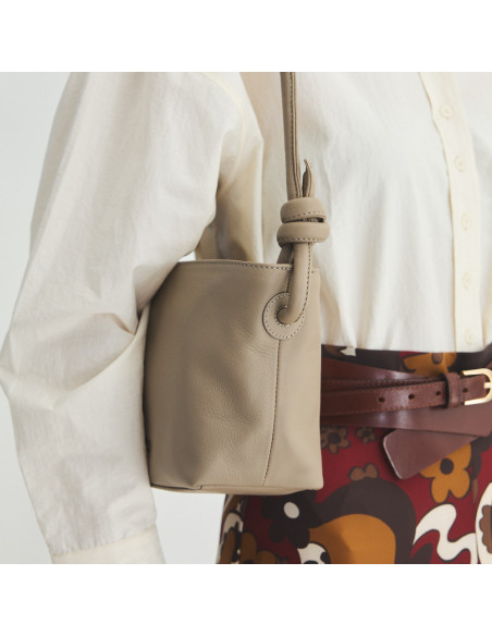 Kleine Ledertasche mit Knoten in Taupe mit mittlerem Henkel, über der Schulter getragen, Knotendetail - MONPIEL