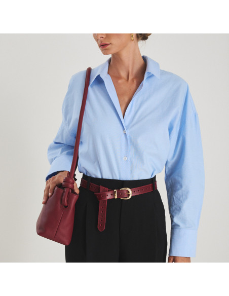 Petit sac noué en cuir bordeaux, porté à l'épaule, vue de côté du sac - MONPIEL