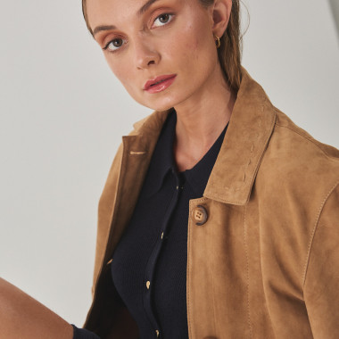 Lederjacke mit Nähten in Camel, über die Schultern gelegt, Profilansicht, Gesamtaufnahme des Modells auf dem Stuhl sit - MONPIEL 2