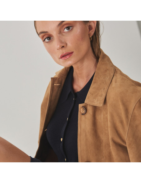 Camel leather jacket for women with stitching details, close-up of the neckline stitching - MONPIEL Camel leather jacket for women with stitching details, close-up of the neckline stitching - MONPIEL