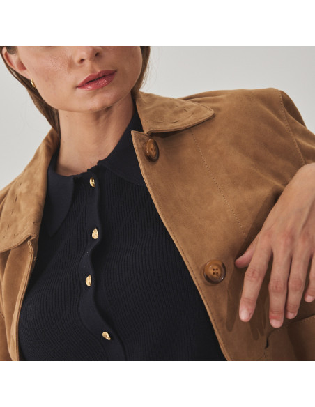 Camel leather jacket for women with stitching details, close-up of buttons and collar stitching - MONPIEL Camel leather jacket for women with stitching details, close-up of buttons and collar stitching - MONPIEL