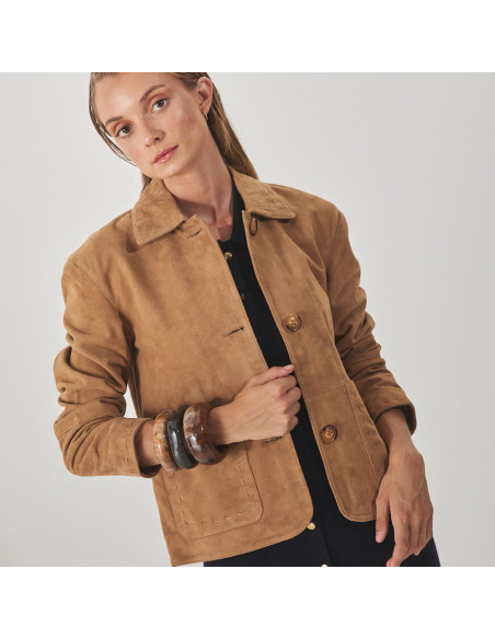 Camel leather women's jacket with stitching, mid shot, front view - MONPIEL Camel leather women's jacket with stitching, mid shot, front view - MONPIEL