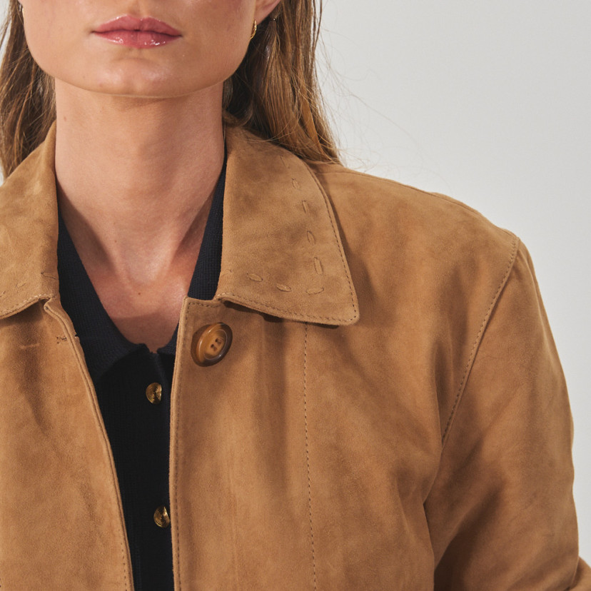 Camel leather women's jacket with stitching, close-up of collar stitching detail, front view - MONPIEL