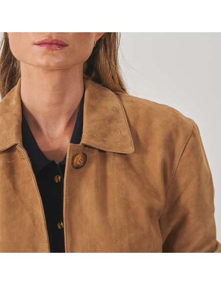 Camel leather women's jacket with stitching, close-up of collar stitching detail, front view - MONPIEL Camel leather women's jacket with stitching, close-up of collar stitching detail, front view - MONPIEL