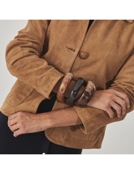 Camel leather women's jacket with stitching, close-up of bracelet details - MONPIEL Camel leather women's jacket with stitching, close-up of bracelet details - MONPIEL
