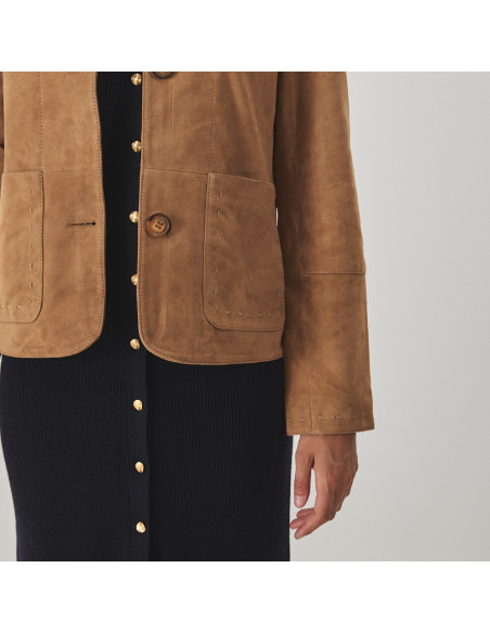 Damenlederjacke mit Nähten in Camel, Nahaufnahme der Taschen- und Ärmelnähte - MONPIEL Damenlederjacke mit Nähten in Camel, Nahaufnahme der Taschen- und Ärmelnähte - MONPIEL